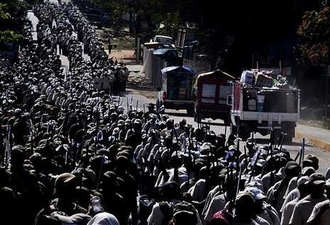 Miembros de las «autodefensas» desfilan el sábado en el Estado de Guerrero.