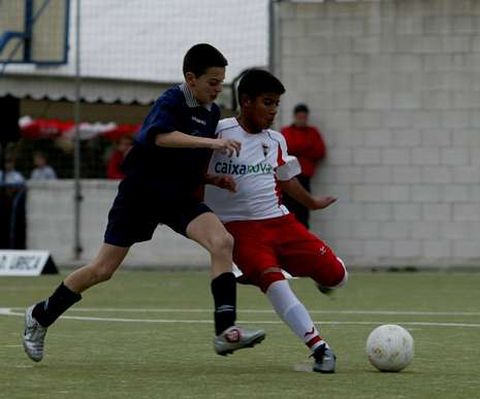 Rafinha, con los alevines del Ureca en un torneo frente al Lérez.