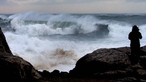 El temporal de viento, lluvia y grandes olas provocó inundaciones y daños en el litoral barbanzano