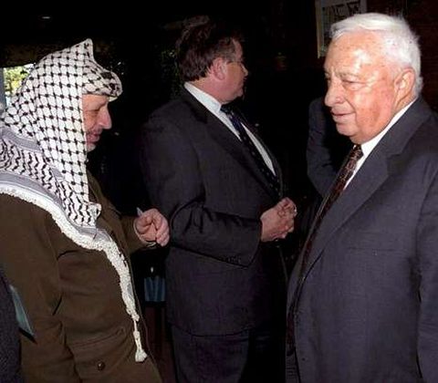 <span lang= es-es >Al lado de Arafat</span>. Sharon aparece en la imagen con el líder palestino durante una negociación en EE.UU.