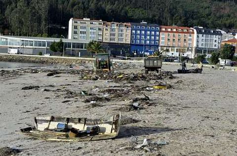Los operarios del Concello de Cee continuarán hoy la limpieza de la playa de la Concha.