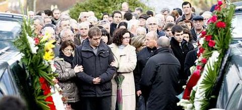 El hermano e hijo de las fallecidas, con más familiares, ayer, en el entierro, que se celebró en el cementerio parroquial de Cervo.