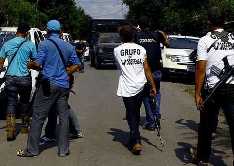 Autodefensas controlan poblaciones de Michoacán.