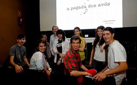 Los protagonistas del filme en el instituto Adormideras.