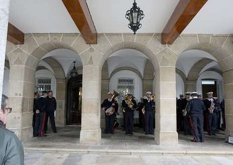 LA BANDA DEL TERCIO, EN CAPITANÍA. Ayer, a pesar del mal tiempo la agrupación de infantería de Marina realizó su ensayo en los soportales del Palacio de Capitanía.