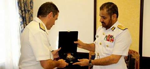 Díaz del Río con el comandante de la Marina Real de Omán.