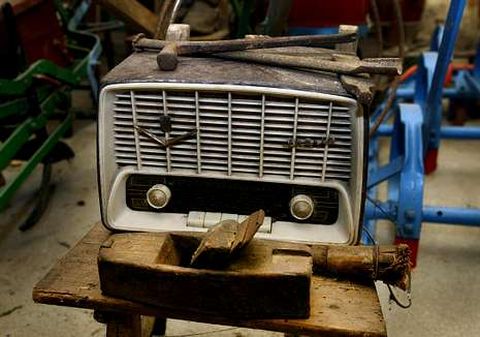 Un vecino de Valga tiene esta radio entre aperos de labranza.