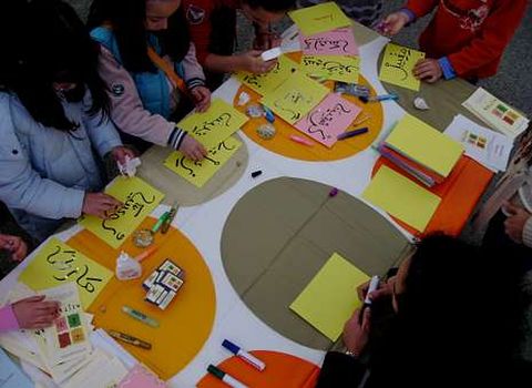 Imagen de un taller de caligrafía árabe organizado por Mestura.