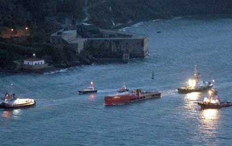 El buque fue acompañado de más remolcadores de lo habitual a su entrada en la ría ferrolana.