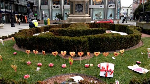 La zona ajardinada del Obelisco, adornada por San Valentín
