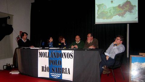Los miembros de la plataforma explicaron a los vecinos de Sarria el plan de encauzamiento