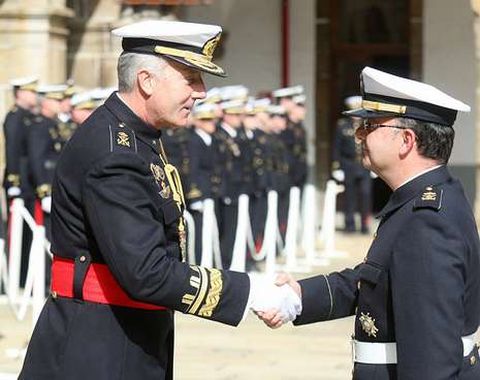 El general de brigada saluda a uno de los condecorados.