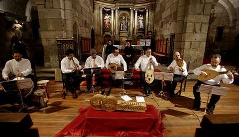 <span lang= gl >Velada medieval</span>. O Grupo de Música Antiga Martín Codax pechou, xa na igrexa de Santiago, o encontro da Real Academia Galega ca interpretación dunha serie de pezas da lírica trobadoresca.