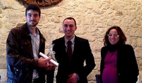 El premiado (izquierda) recogió el galardón de manos del alcalde.