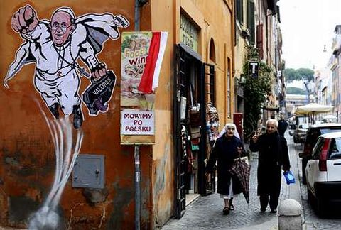 Un grafiti presenta al papa Francisco como un supehéroe en una calle cercana al Vaticano.