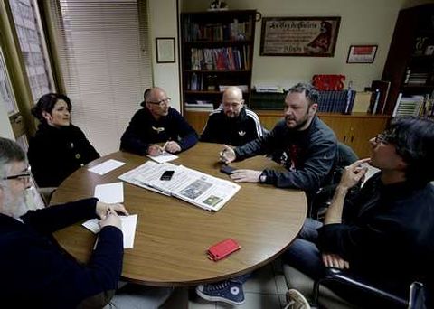 Os participantes no encontro sectorial sobre cultura na delegación de La Voz de Galicia. De esquerda a dereita: Cristina Pato, Xavier Paz, Diego González, Manuel Precedo e Rosendo Cid.