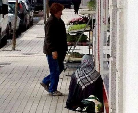 Una mendiga rumana pidiendo ayer en la entrada de un supermercado en el centro de Salvaterra.