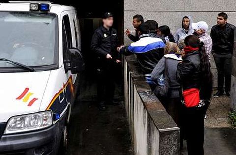 Llegada ayer a los juzgados de los furgones con los detenidos, que fueron jaleados por otros rumanos.
