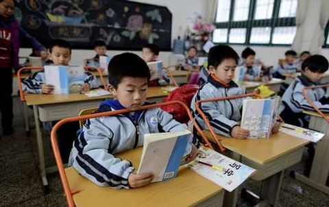 <span lang= es-es >Un aprendizaje difícil</span>. De la dureza de la enseñanza en China es ejemplo el proyecto piloto llevado a cabo en Wuhan, en la provincia de Hubei, donde se han instalado unas barras para evitar que los alumnos se echen encima de las mesas al escribir. El objetivo es reducir el riesgo de miopía en los niños.