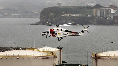 El Helimer abandona su base en el puerto de Gijón para reincorporarse a las labores de búsqueda
