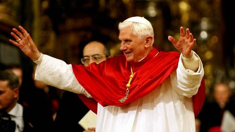 Benedicto XVI durante su visita en el 2010 a Santiago