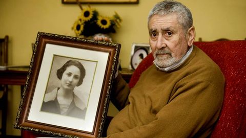 Gabriel, con una foto de su madre, en una imagen de archivo