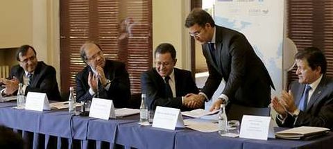 El presidente de la región Centro de Portugal, Pedro Saraiva; el de Castilla y León, Juan Vicente Herrera; el del Norte de Portugal, Emídio Gomes; el de la Xunta, Alberto Núñez Feijoo, y el de Asturias, Javier Fernández, durante la firma del memorando ayer en Oporto.
