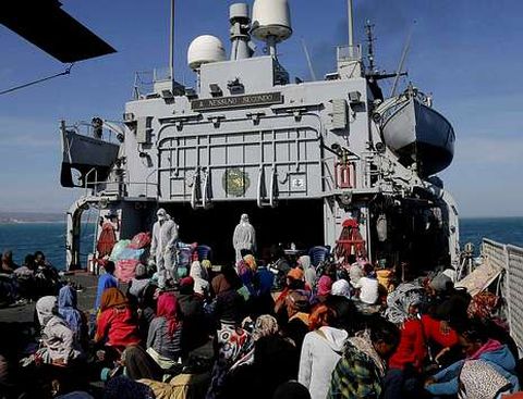 Un buque de la Armada italiana que participa en la operación Mare Nostrum con náufragos.