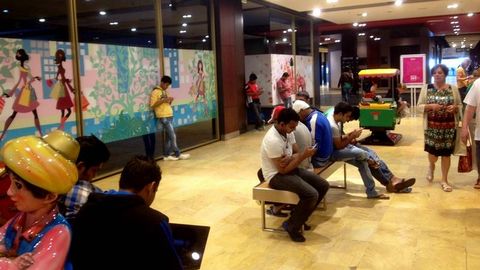 Los tripulantes, aprovechando la wifi de Palexco
