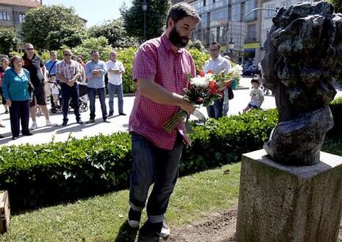 Rodríguez colocou a coroa de flores no busto da poetisa.