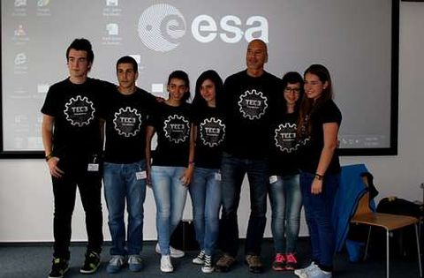 Los alumnos de Rois posan con el astronauta italiano, que vistió la camiseta del equipo de robótica.
