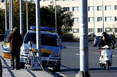 <span lang= es-es >Mirando al radar</span>. Todo parece indicar que los conductores denunciados podían estar mirando el radar de un vehículo, como el de la imagen en este caso en Santiago, que es cedido por la DGT a aquellos concellos que carecen de radar propio y han suscrito un convenio.