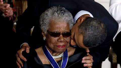 Maya Angelou recibe la medalla presidencial por la Libertad que Obama le entregó en el 2011