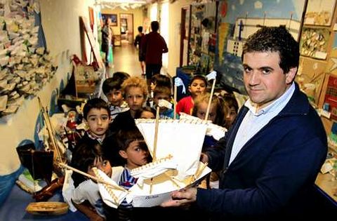 El profesor Antonio García Márquez dirige las actividades relacionadas con el mar y el medio.