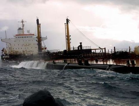 El petrolero, a la deriva en la Costa da Morte, cuando ya perdía combustible de los tanques.
