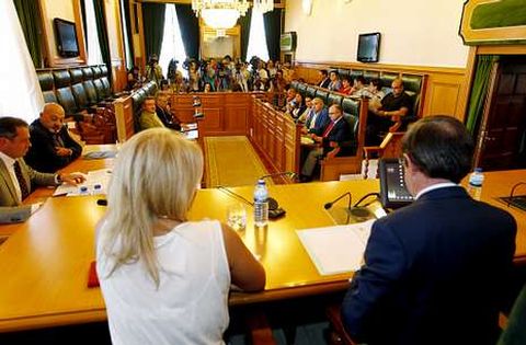 Los escaños vacíos del PP evidenciaron la profunda crisis de gobierno en el pleno de ayer.