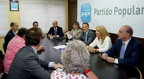 <span lang= es-es >Arranca la gestora del PP</span>. Agustín Hernández presidió ayer la primera reunión de la gestora que dirigirá el PP de Santiago hasta su próximo congreso tras la renuncia de Currás como presidente local.