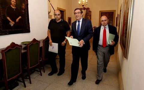 Currás dejará la alcaldía con las relaciones más tensas que nunca con Paco Reyes y Rubén Cela.