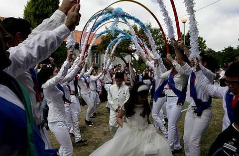 Los vecinos y visitantes de Coucieiro podrán contemplar mañana la Danza de Arcos.