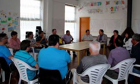 Junta vecinal y asociación de vecinos asistieron al encuentro programado por el alcalde.