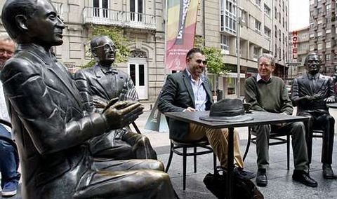 A estatua de Alexandre Bóveda parecía aplaudir onte en Pontevedra o encontro do seu neto Valentín e o fillo de Filgueira Valverde.