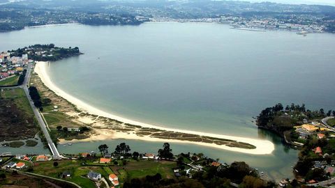 La Playa Grande de Miño, en la provincia de A Coruña, fue elegida como mejor playa española de 2012, lo que hace que el municipio sea uno de los más visitados por los amantes de las playas.