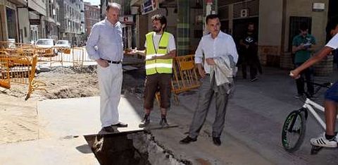 El concejal de Urbanismo, Antón Louro, visitó ayer la zona de Santa Clara en obras en la que aparecieron dos tramos de enlosado.