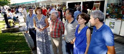 Autoriddes de diferentes administraciones, ayer, en la cita que Ribadeo recupera con los libros.