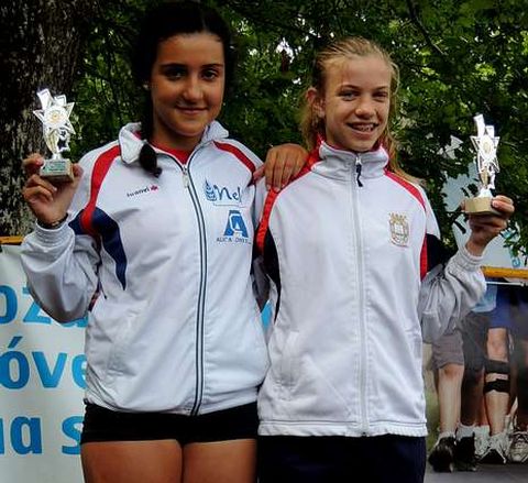 Las cadetes Carmen López y Xana Rodríguez posan con los trofeos.