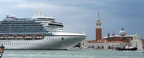 Cada año más de mil buques de gran tonelaje entran por el Gran Canal a pesar de la fragilidad que muestra Venecia.