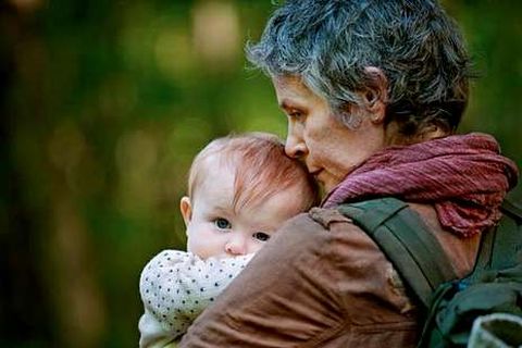 <span lang= es-es >Tráiler</span>. En las imágenes que han trascendido de la nueva temporada se puede ver cómo va creciendo Judith, en esta ocasión en brazos de Carol, a quien Rick ya perdonó. A la derecha, el anuncio en la ComiCon de San Diego del tráiler con las primeras escenas de la quinta temporada, que comienza en Terminus.