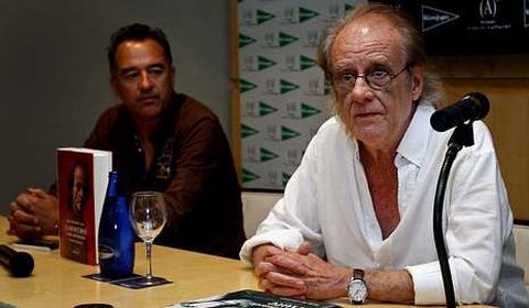 El polifacético Luis Eduardo Aute firmó ejemplares de su libro en El Corte Inglés y hoy repite en la librería Biblos de Betanzos.