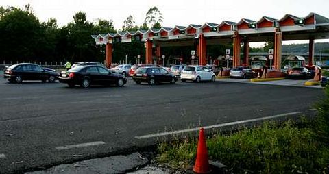 <span lang= es-es >Fluidez en Teo, con todas las cabinas activas</span>. A última hora de la tarde de ayer, y a pesar de que el tráfico era intenso, se circulaba con normalidad por el peaje de la autopista AP-9 en Teo, donde había hasta ocho carriles abiertos al tráfico.