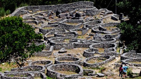 Remontado el río, los peregrinos visitan el Monte de Santa Tegra, inigualable atalaya sobre la costa con un magnífico poblado celta, declarado monumento histórico-artístico y considerado como una de las aldeas prehistóricas más espectaculares de Galicia.